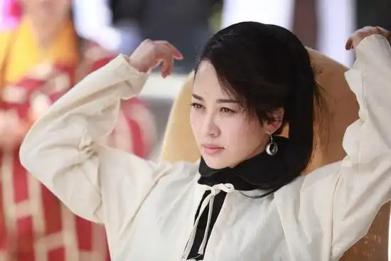 该片由许晴,靳东以及"翔嫂"葛天主演,拍摄期长达3个月.