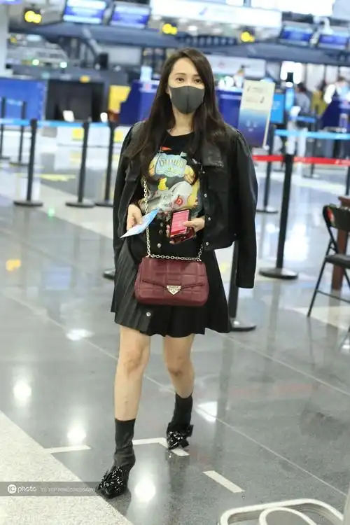 街拍伊能静卡通印花卫衣黑色皮衣百褶短裙甜酷减龄