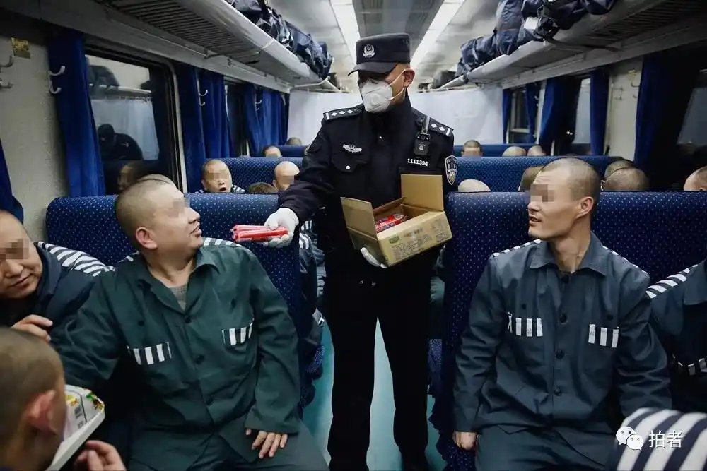 千里押运:绿皮火车上的"移动监狱"