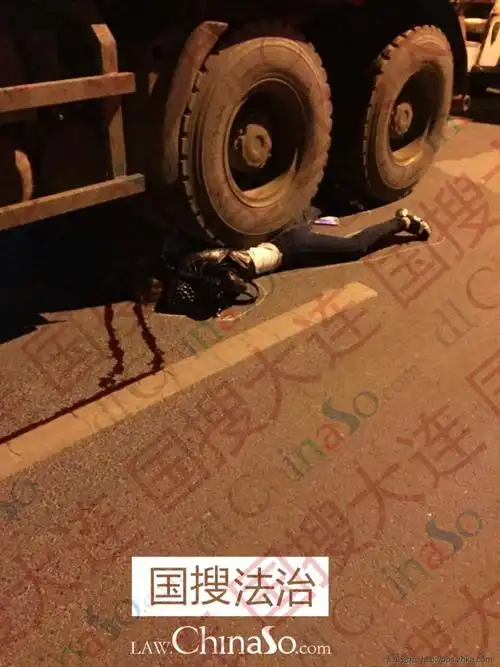 大连一年轻女孩惨遭大货碾压 头部爆裂身亡