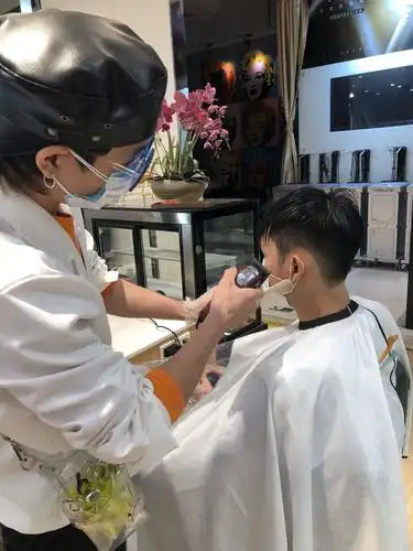 剪头发全程戴口罩,tony老师很安静……这个二月二,理发店大不同