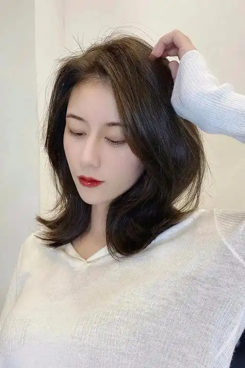 美发图鉴减龄发型颜值利器永不过时的锁骨发让你从人潮变成潮人