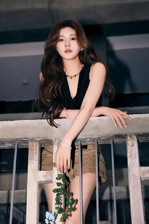 赵露思v领无袖上衣造型,甜酷风美貌拉满!真的太好看啦