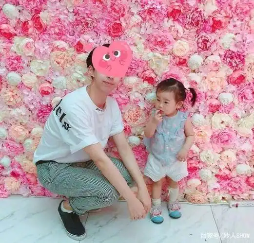 儿子和女儿,也像亲兄妹一样,非常亲密.