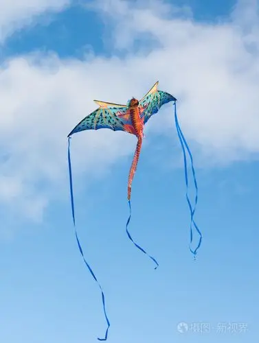 神话中的龙风筝在多云的天空在阳光灿烂的日子