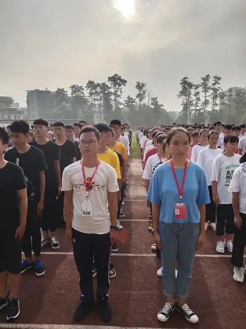 武宣县中学2019级新生军训圆满落下帷幕