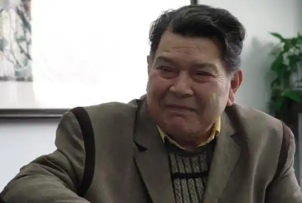 剧中的女主角李颖饰演的师长夫人,身姿绰约,风情万种,精心装扮下犹如