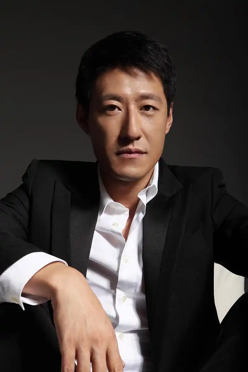 主持人李静,问演员于震,听说你耍大牌,把导演给打了.