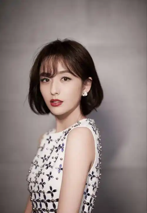 又被佟丽娅美到了穿镂空旗袍短裙勾勒好身材短发微卷优雅精致