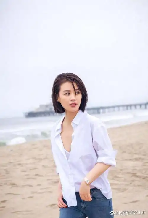 近日,一张演员马思纯坐地铁,素颜出街的照片在社交媒体上引发了广泛