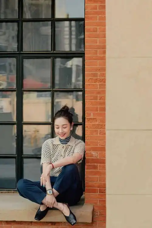 白百何太会打扮了,牛仔外套披毛衣好洋气,凉鞋配袜子也好看|减龄|皮裙