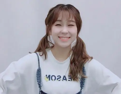 曾经还担任过乐队的主唱,去年的时候高秋梓才正式加入了蜜蜂少女队