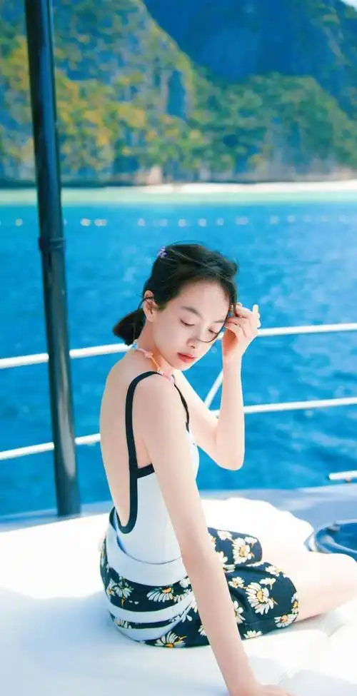 宋茜晒度假美照腹肌马甲线尽显完美身材