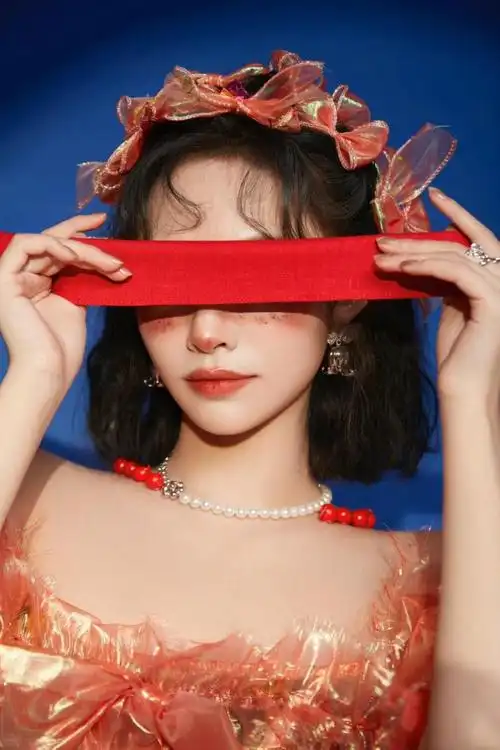 许佳琪这次妆造绝了!橙色波浪发美拉德色系穿搭,慵懒范也太美了