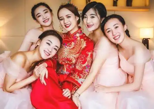 林心如贵为娱乐圈的女神,也曾经担任过伴娘团,当初林心如给徐若瑄当