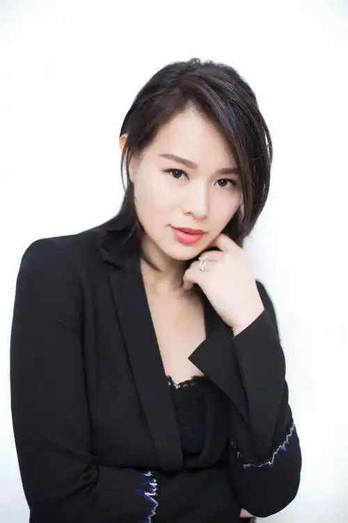 回顾演员胡杏儿嫁大3岁富豪婚后连生三胎如今一家其乐融融