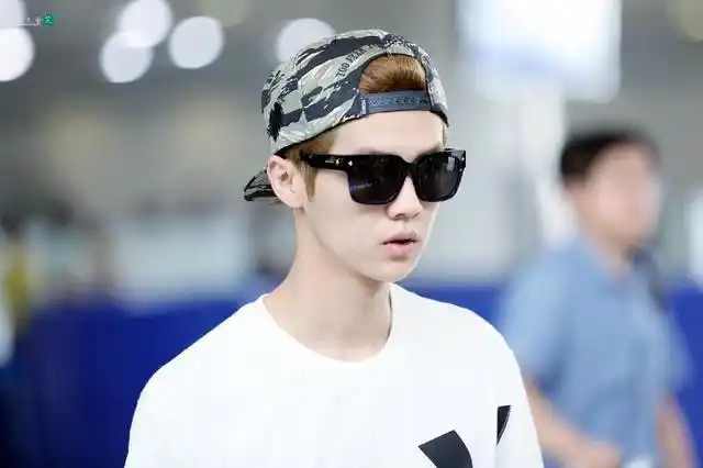 时尚达人鹿晗教你怎样戴墨镜,实用又炫酷你学会了吗?