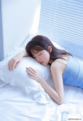 美女写真:照片中美女身穿蓝色吊带,丰满身材诱人