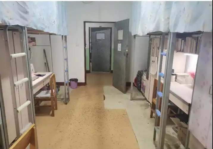 文学院开展文明养成月系列活动对研究生宿舍安全及卫生进行检查