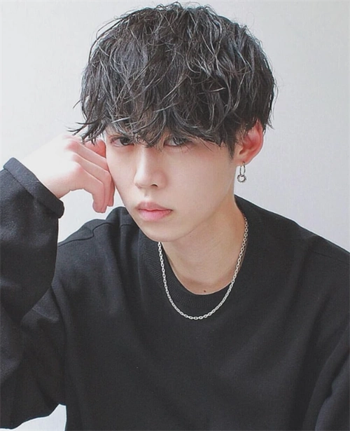 导读:日系男生流行的烫发,整个造型选择空气纹理烫设计,头发显多