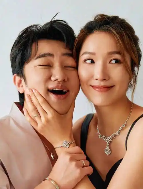 王祖蓝晒一家四口合照 俩女儿俏皮可爱五官像爸