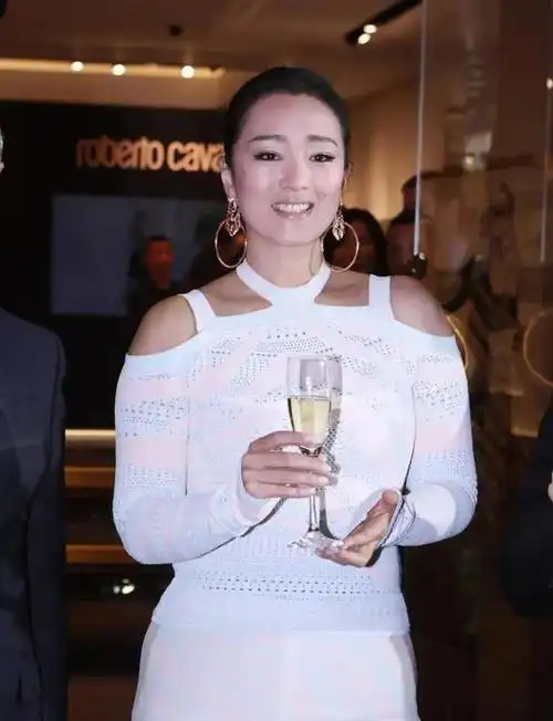 57岁巩俐发福严重穿紧身针织衫暴露出腹部赘肉太尴尬了