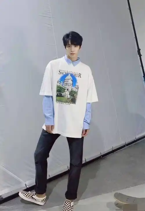 刘耀文撞脸王俊凯,粉丝都被照片骗到,不愧是李飞选中的男人_实力_长相