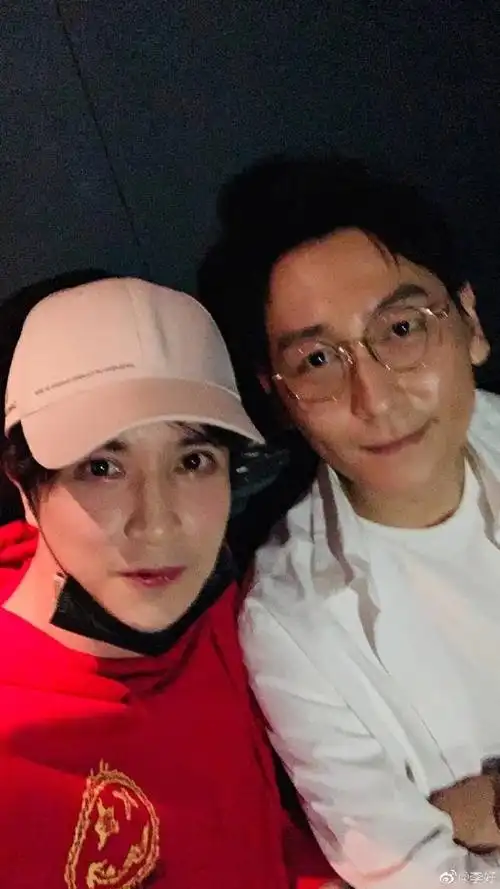 薛之谦近照被指脸肿妆浓太吓人,发素颜自拍回应,网友:像大姨