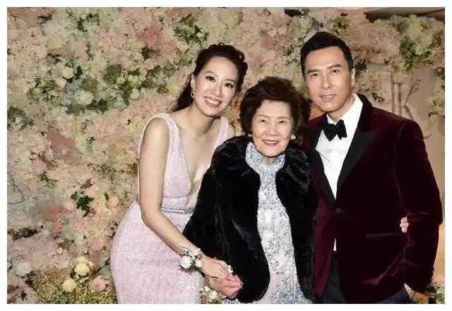 原创汪诗诗与老公甄子丹庆生穿黄色吊带连衣裙气质惊艳不输关之琳