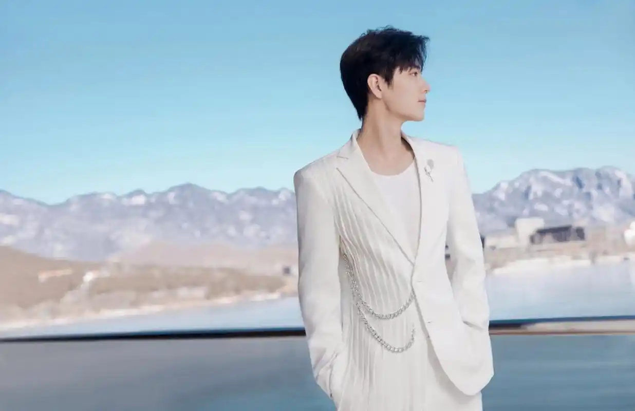 肖战身穿白色西装,一身白衣装扮干净帅气,笑容治愈,宛如白马王子