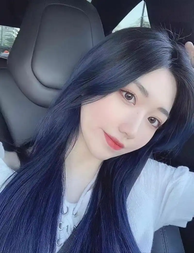 黑色中带点蓝色调的染发颜色鸢尾蓝黑色头发适合什么肤色 鸢尾蓝黑色