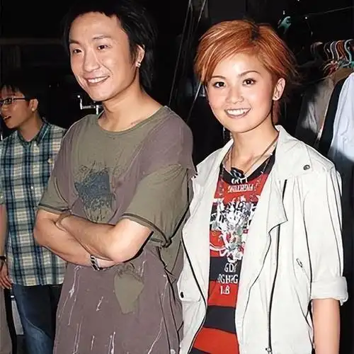 郑中基退圈后续!知情人曝内情,其老婆多次在ins发表耐人寻味文