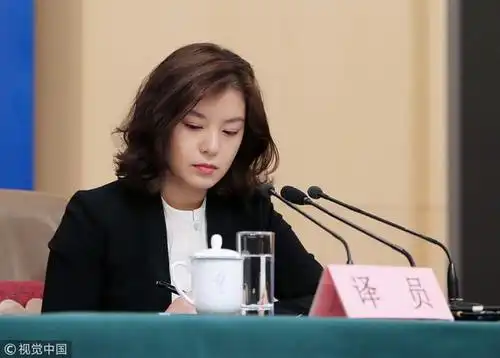 翻译颜值的"天花板"张京走红,美貌与实力并存,端庄且持重