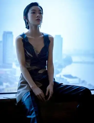 细看郭采洁这一件不规则的吊带衫,有一种花瓣组成的既视感,形成的小v