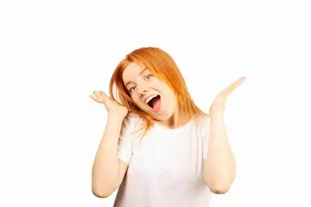 欢喜人美丽的红发快乐的年轻女子, 欢喜的表情, 孤立的白色背景.