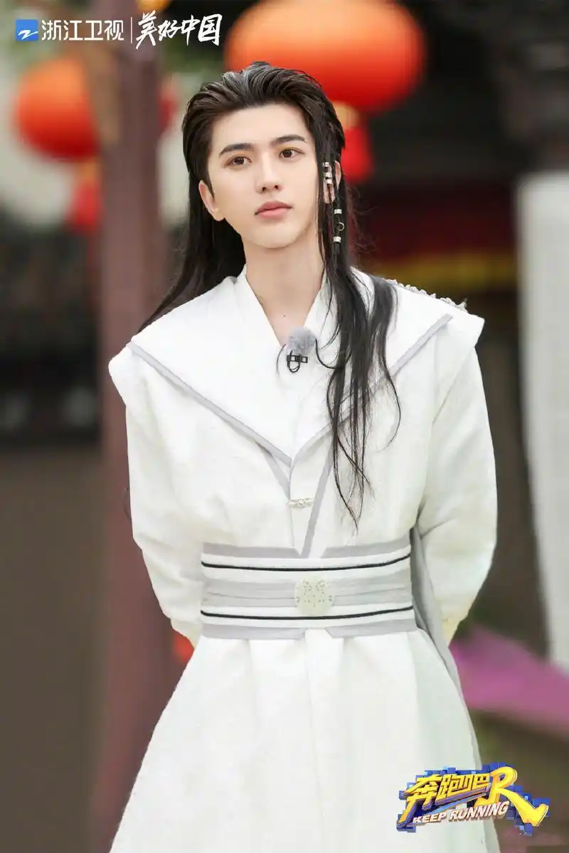 玉树临风翩翩少年郎 蔡徐坤《奔跑吧》古装剧照公开