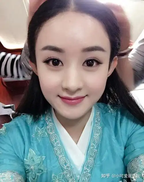 赵丽颖是小方脸,不是圆脸,貌似圆脸其实是因为肉肉多显得圆,但就骨骼