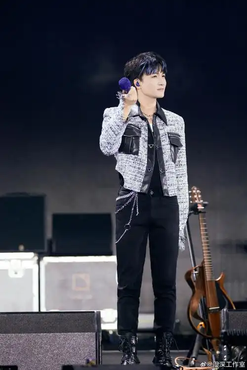 周深@卡布叻_周深亮相#太湖湾音乐节#连唱9首,感谢现场的蓝色海洋