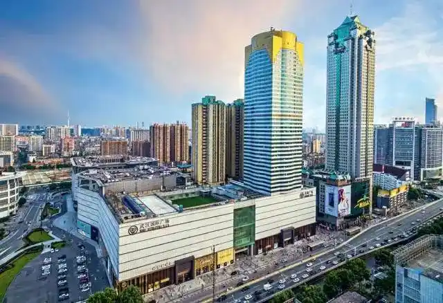 由武汉国际广场,武商广场,世贸广场等组成的武商摩尔城.