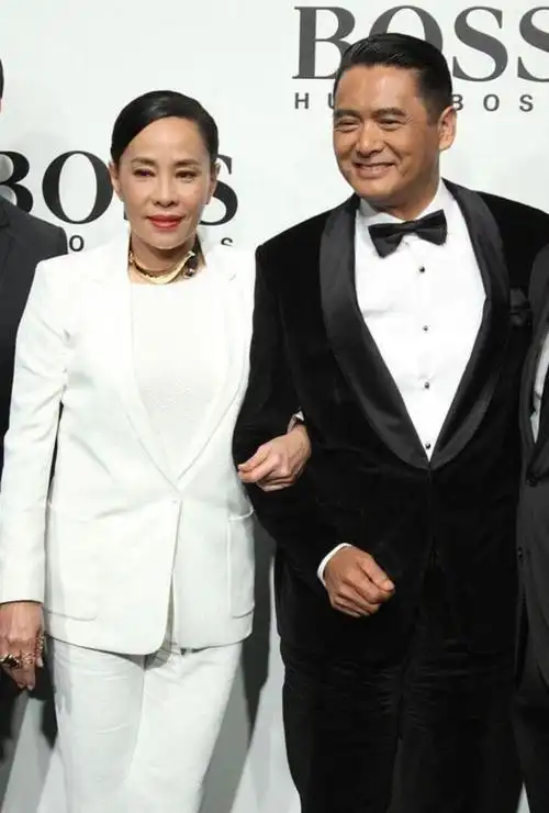 周润发带老婆参加活动穿西装胡子花白如老头陈荟莲黑裙像名媛