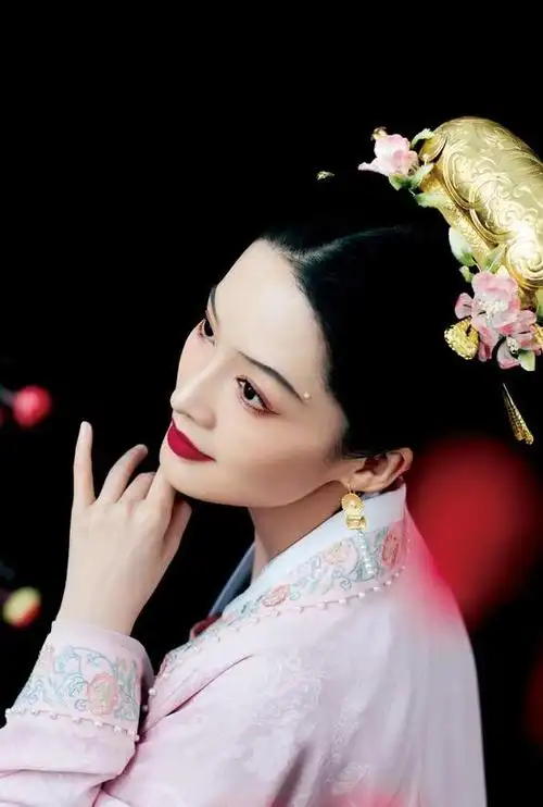 李沁春晚古装造型高清图来袭,轻妆淡抹总相宜和气质达成一致!