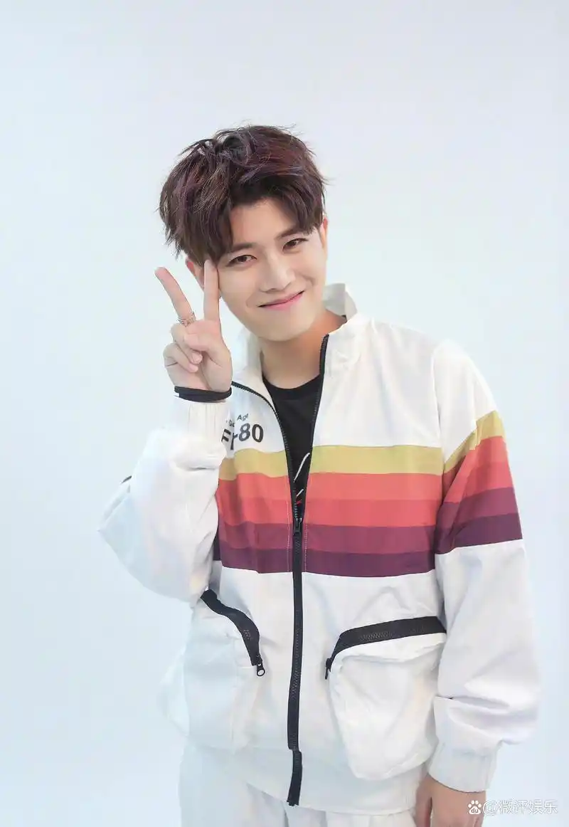 终于知道任嘉伦为什么那么招人稀罕了,随处可见的笑容太治愈了