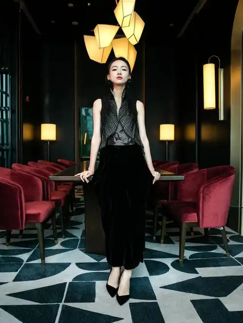 吴谨言立领无袖造型气质冷峻 湿发背头化身女霸总