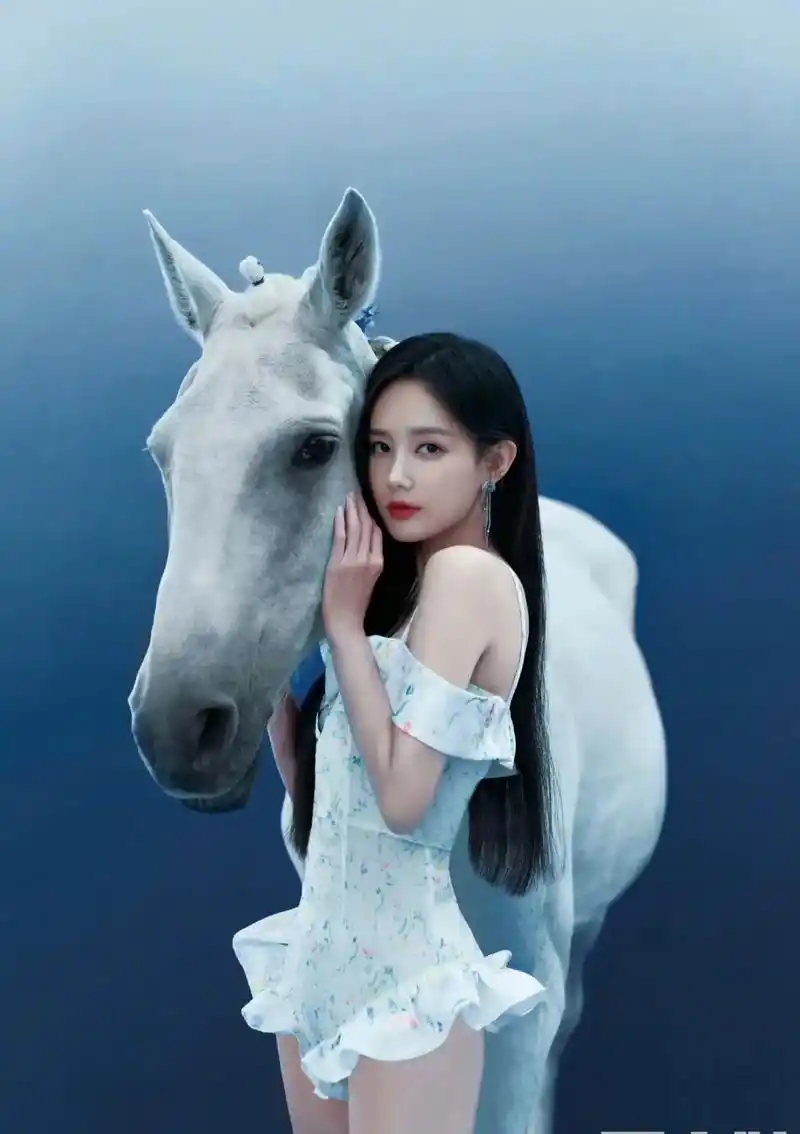 李一桐男人装照片曝光,这谁顶得住啊,特别是第一张骑马的那张,谁不爱