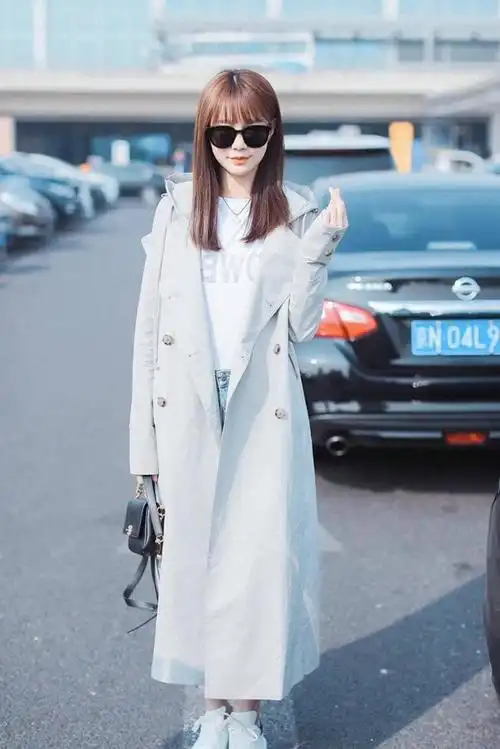 沈梦辰女团范十足穿牛仔外套配长筒靴走机场大长腿惹人注目