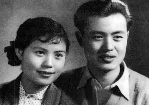 她便是李亚林的妻子贺小书,两人都是长春电影制片厂的演员,贺小书比他