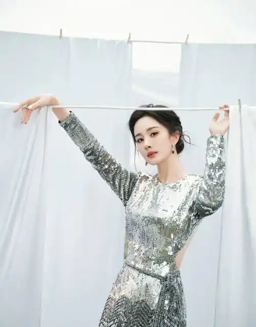 杨幂穿上飘逸银色长裙,瞬间变身仙女!美丽达到新高度