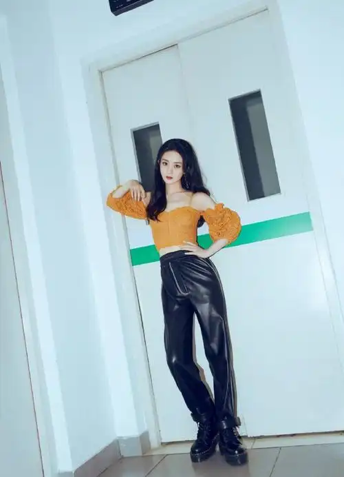 赵丽颖镂空上衣搭配黑色皮裤甜酷写真