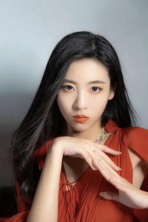 孙芮热烈大摆红裙美艳动人发丝飞扬眼神满含故事感