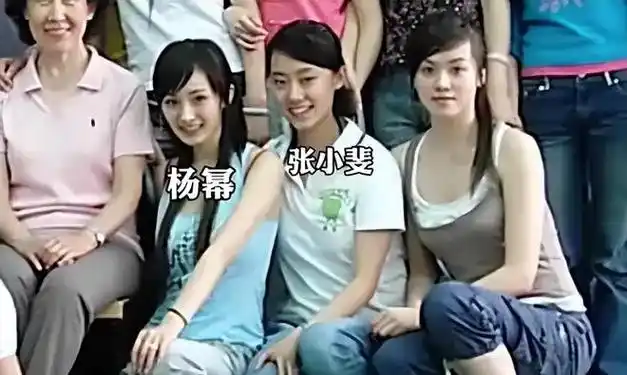 杨幂担任北电考试老师学生夸她脸小腿超细小动作暴露了细节